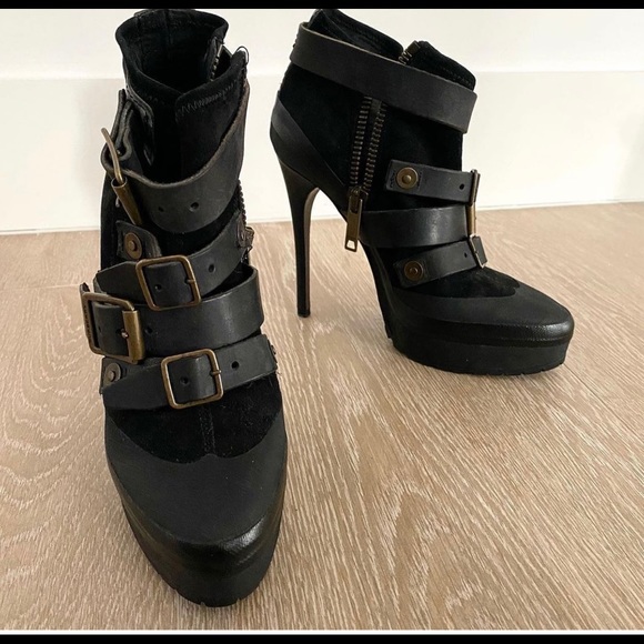 Burberry platform black buckled ankle booties. Size 37. - Picture 2 of 3